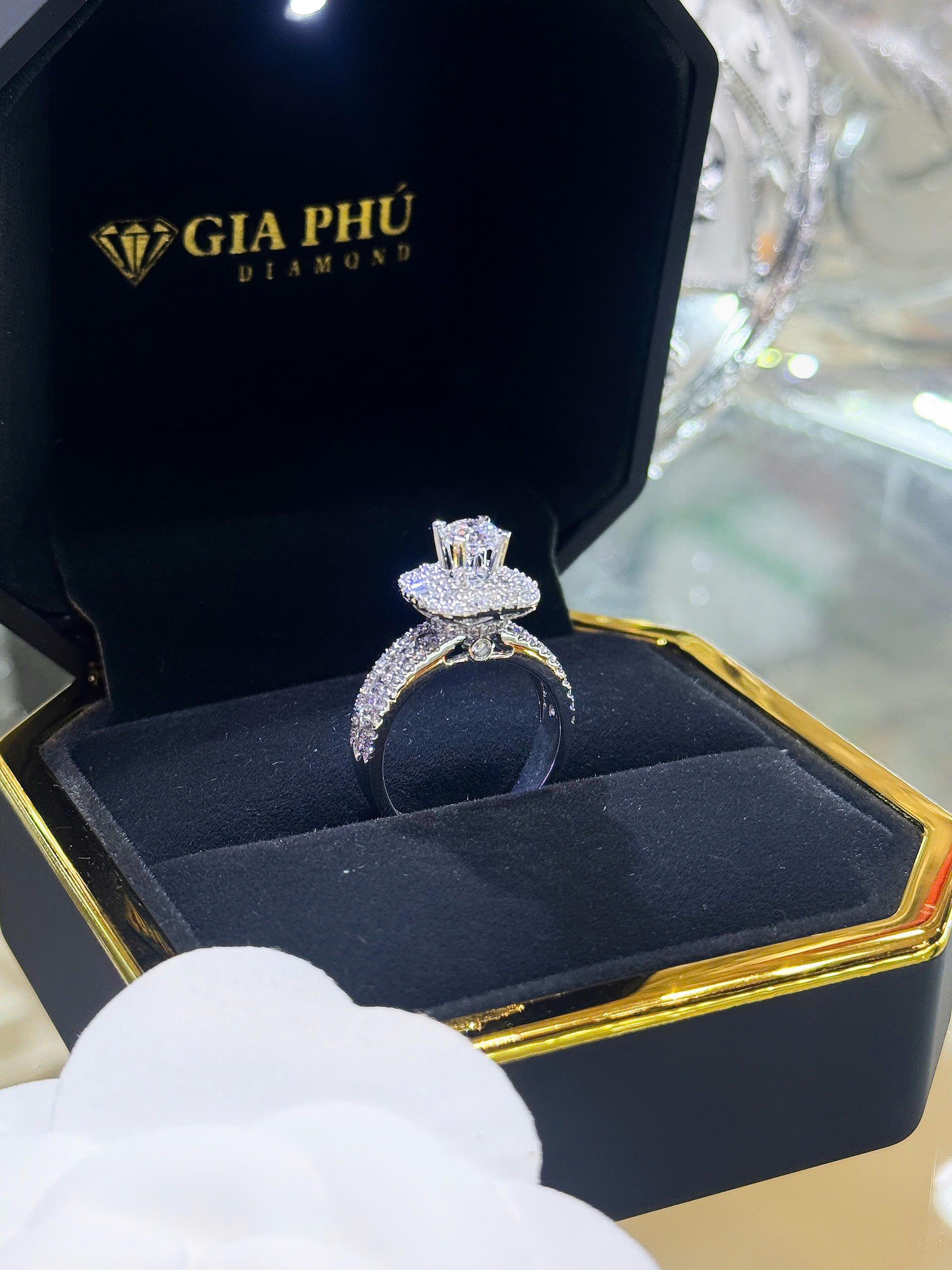 Nhẫn halo vuông chủ 5.4m