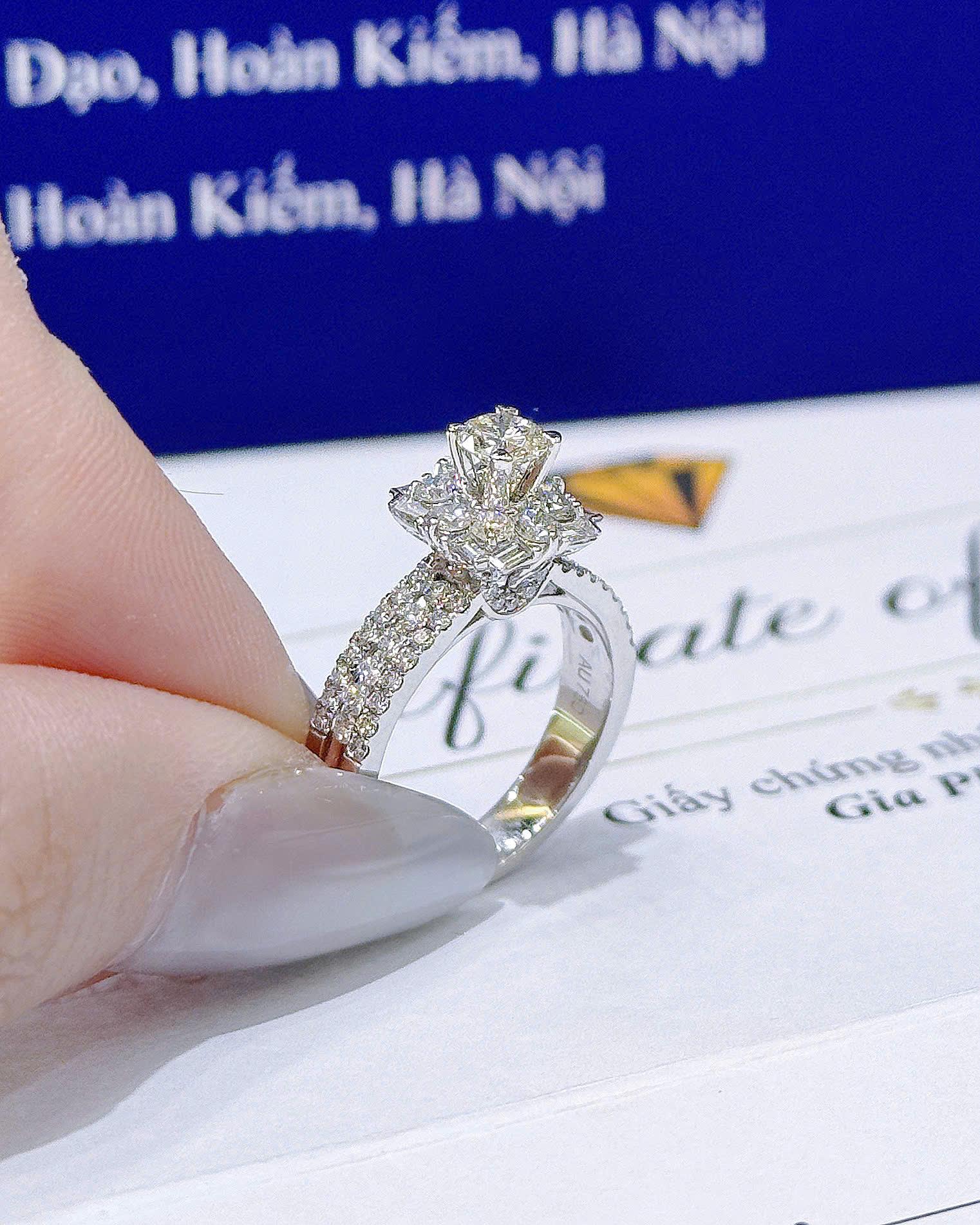 Nhẫn halo vuông chủ 5.4m